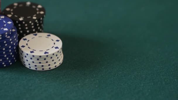 Крупним Планом Покерний Стіл Гральними Фішками Рука Карт Роздається Збирається — стокове відео