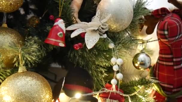 Close Pan Decorated Christmas Tree Revealing Beautiful Red White Gold — ストック動画
