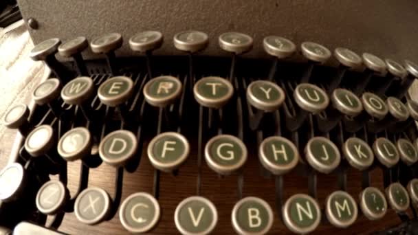 Panning Shot Old Typewriter Keyboard — kuvapankkivideo