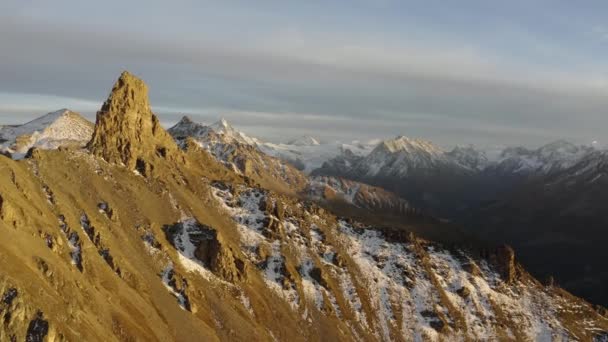 Aerial Shot Descending Parallel Mountain Ridge Alpine Landscape Autumn Colors — Wideo stockowe