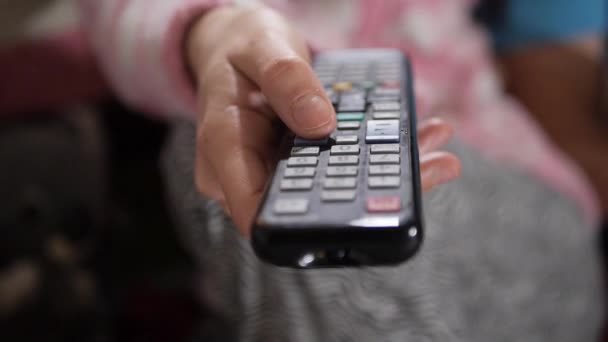 Close Tiro Uma Mão Feminina Segurando Controle Remoto Mudando Canais — Vídeo de Stock