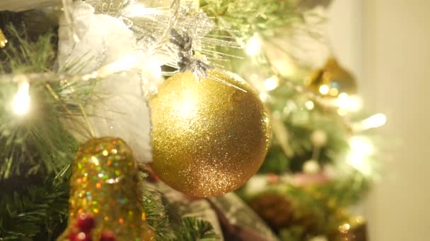 Close Gold Glittering Christmas Ornaments Lit Christmas Tree — Vídeos de Stock