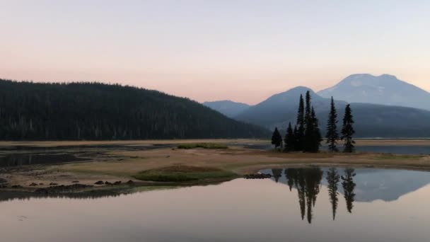 Early Morning Panning View Sparks Lake Oregon — стоковое видео