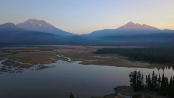 Early Morning Aerial View Sparks Lake Oregon — Stock video