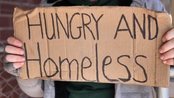 Close Shot Homeless Man Shifting Holding Sign Saying Hungry Homeless — Vídeo de Stock