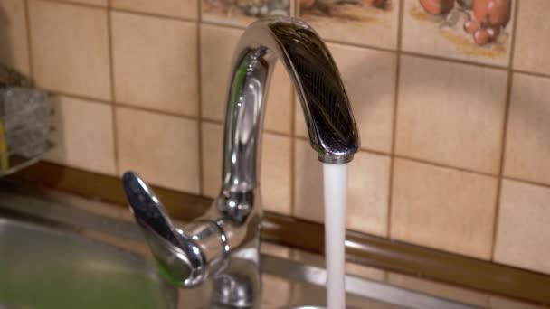 Pouring Tap Water Faucet Home Kitchens Sink — Vídeo de Stock