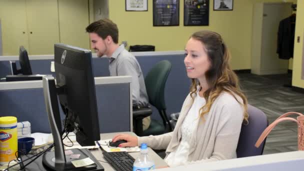 Two Young Professionals Talking Working Computers Cubicles — Vídeo de stock