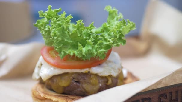Close Gourmet Cheeseburger Tomato Chef Adds Lettuce Top Bun — Stockvideo