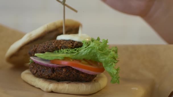 Close Gourmet Vegetarian Burger Flatbread Bun Drizzled Sauce — Stockvideo