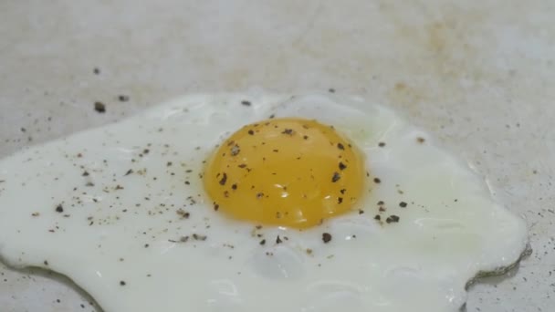 Close Fried Egg Grill Cooking Oil Added Egg — Stockvideo
