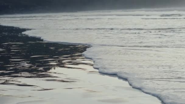 Крупним Планом Морська Піна Повільно Рухається Вологому Піску Відображеннями — стокове відео