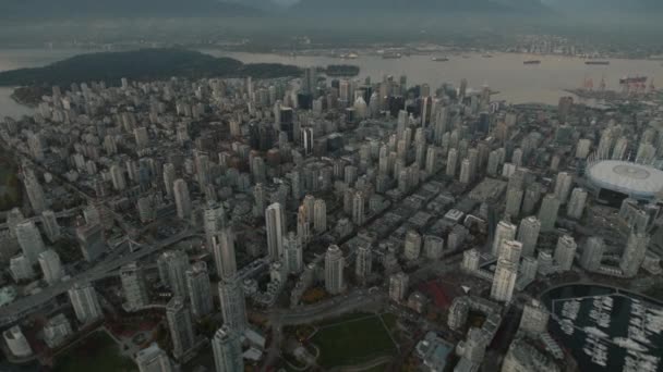 Aerial Wide Shot Downtown Vancouver Revealing Mountains Dusk — Vídeos de Stock