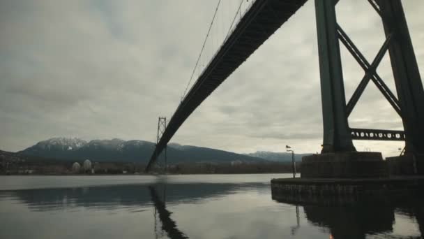 Wide Shot Lions Gate Suspension Bridge Stanley Park Vancouver Cloudy — Stockvideo