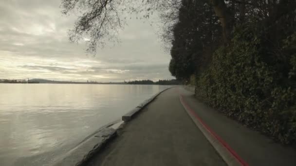 Wide Rotating Shot Seawall Trail Vancouver Stanley Park Cloudy Slowmotion — стоковое видео