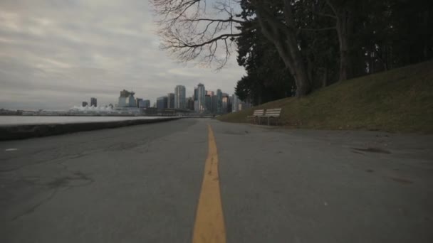 Wide Low Angle Shot Seawall Trail Yellow Line Vancouver Skyline — Wideo stockowe