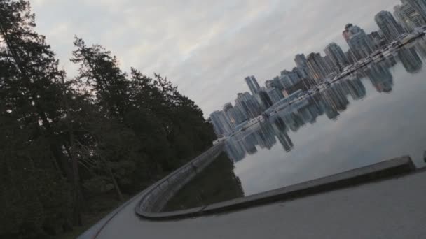 Wide Rotating Shot Stanley Park Trail Boats Marina Morning Vancouver — Vídeo de Stock