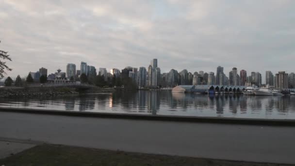 Wide Dynamic Shot Vancouver Skyline Boats Morning Marina West End — ストック動画