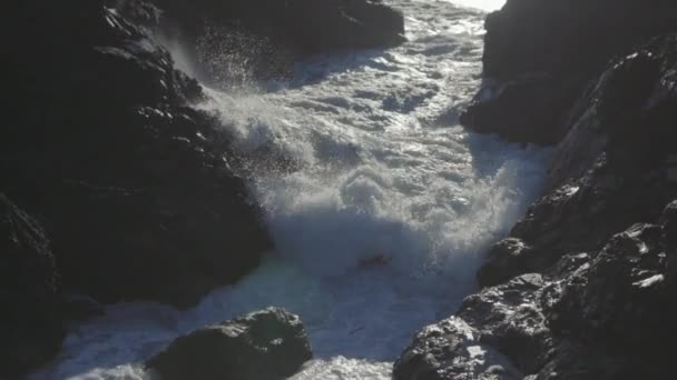 Slow Motion Close Shot Ocean Wave Smashing Rocks Splashing — Stock videók