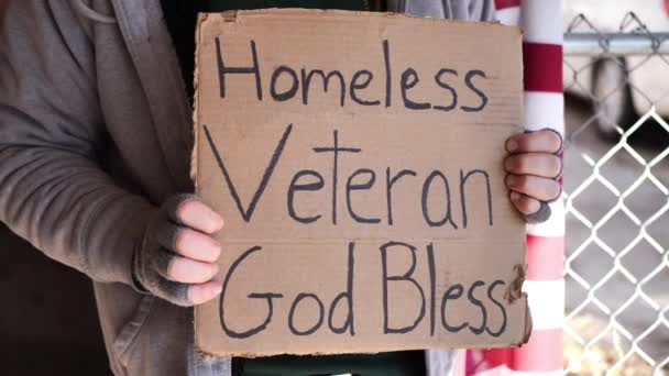 Homeless Veteran Man Holding Sign Close Says Homeless Veteran God — Vídeo de Stock
