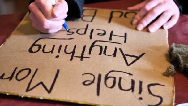 Homeless Women Tracing Making Cardboard Sign Saying Single Mom Anything — Vídeos de Stock