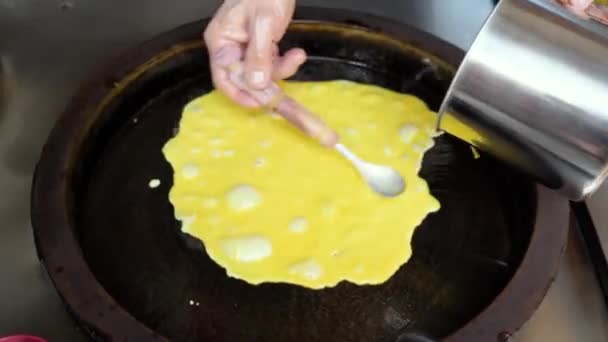 Close Shot Taiwanese Pancake Eggs Making — Stok video