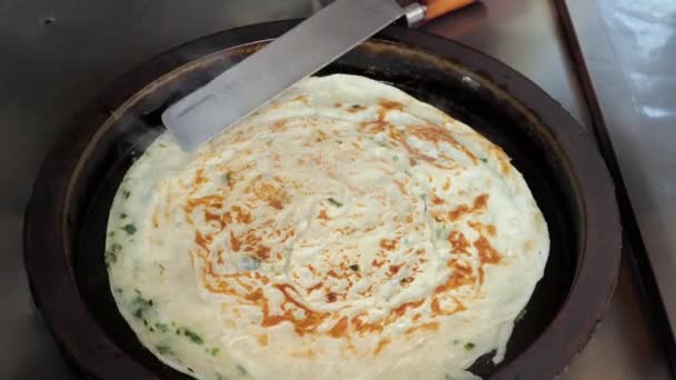 Close Slow Motion Shot Frying Taiwanese Pancake Eggs — Stock video