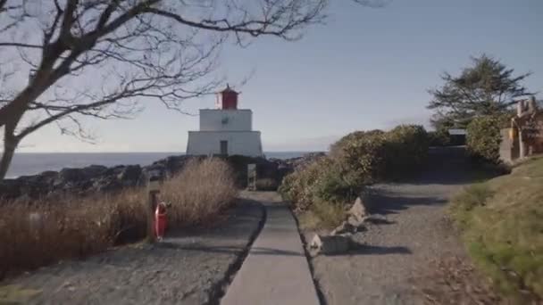 Wide Fast Moving Amphitrite Point Lighthouse Sunny Day Ucluelet Vancouver — Vídeos de Stock