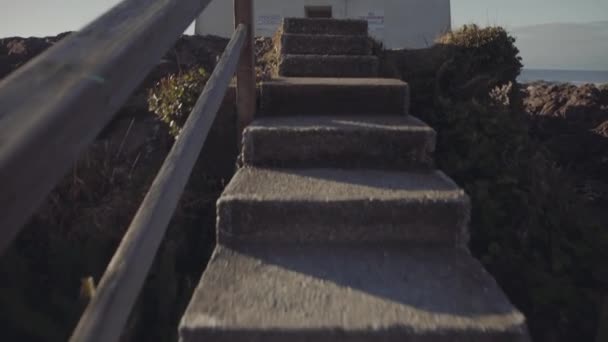バンクーバー島ウクレレ カナダの晴れた日にアムフィットポイント灯台への階段 — ストック動画