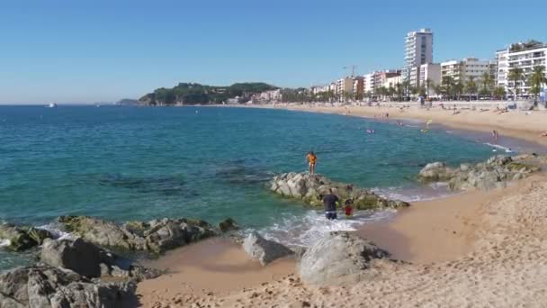 Lloret Mar Costa Brava的主要海滩 绿松石水 — 图库视频影像