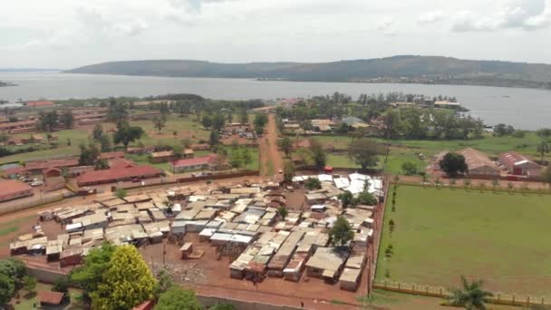 Aerial Shot Small Slum Shores Lake Victoria — стокове відео