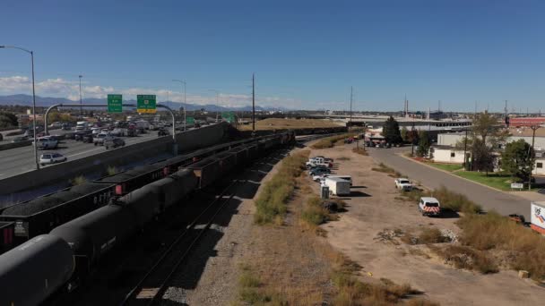 Los Trenes Mercancías Ruedan Largo Día Despejado Largo Una Autopista — Vídeos de Stock