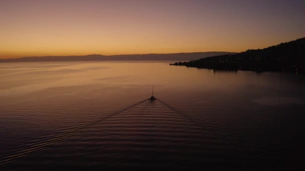 Folgendes Segelboot Auf Dem Lman See Mit Wunderschönen Sonnenuntergangsfarben Vor — Stockvideo