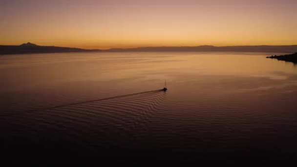 Luchtfoto Inhalen Zeilboot Lake Lman Met Prachtige Zonsondergang Kleuren Voor — Stockvideo