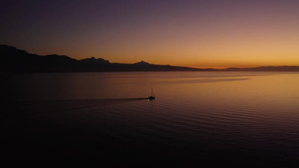 Langsame Umlaufbahn Uhrzeigersinn Das Segelboot Auf Dem Lman See Mit — Stockvideo