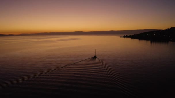 Відлітаючи Від Вітрильника Озері Лман Чудовими Кольорами Заходу Сонця Перед — стокове відео