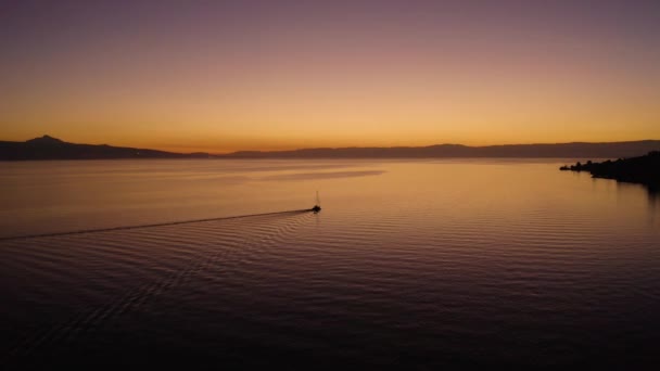 Orbiting Sailboat Lake Lman Beautiful Sunset Colorsin Front Cully Lavaux — Stockvideo
