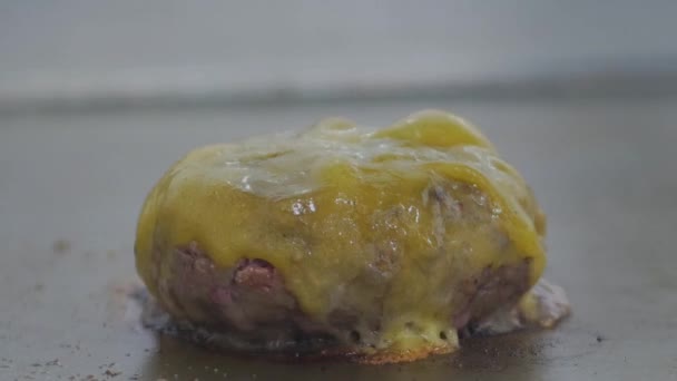 Primer Plano Una Hamburguesa Queso Una Parrilla Restaurante Como Huevo — Vídeo de stock