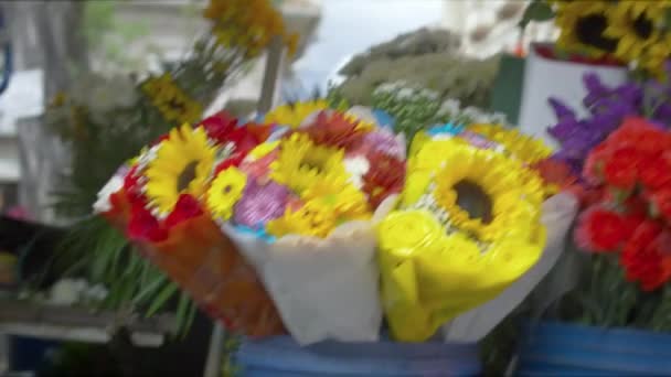 Handsome Guy Buying Flowers Street — Stock Video