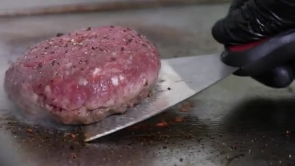 Primer Plano Una Hamburguesa Empanada Volteada Una Plancha Restaurante Mientras — Vídeo de stock