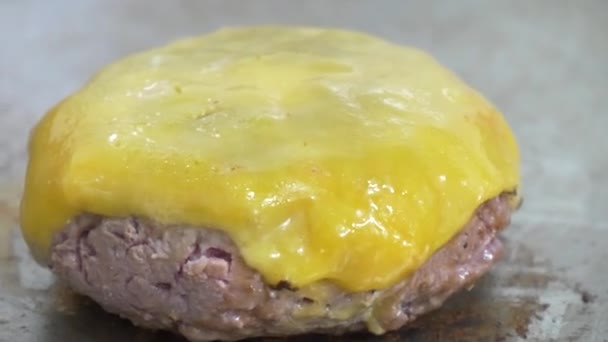 Close Cheeseburger Ligeiramente Rosa Ainda Grelha — Vídeo de Stock