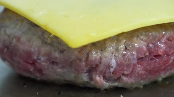 Κοντινό Πλάνο Ενός Cooked Cheeseburger Ακόμα Στη Σχάρα Τυρί Τήξη — Αρχείο Βίντεο