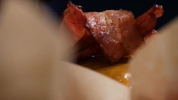 Tocino Crujiente Coloca Encima Una Hamburguesa Gourmet — Vídeo de stock