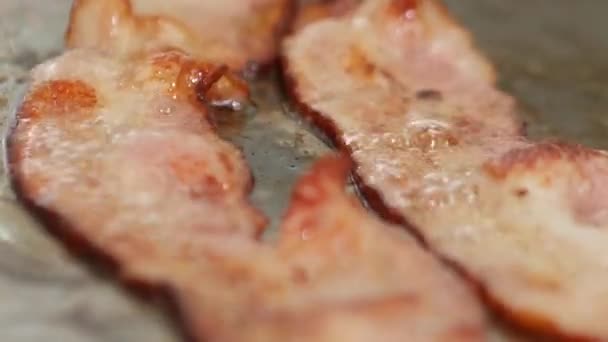 在餐馆烤肉架上烤咸肉的特大号特写 — 图库视频影像