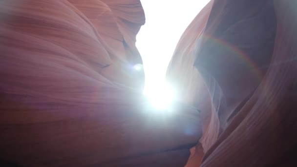 Medium Shot Van Zonnestralen Antilope Canyon Arizona — Stockvideo