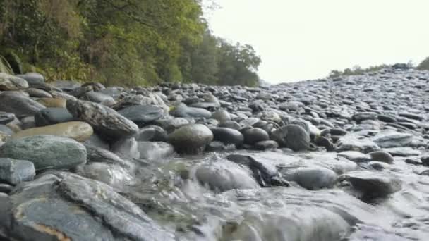 流水从卵石上滴下 — 图库视频影像