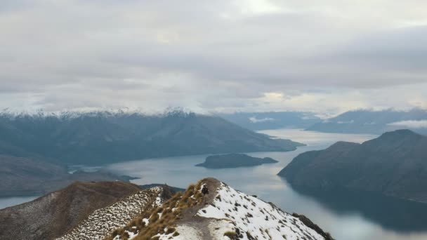 Vandrare Promenader Längs Linje Ovanpå Roys Peak Wanaka Nya Zeeland — Stockvideo
