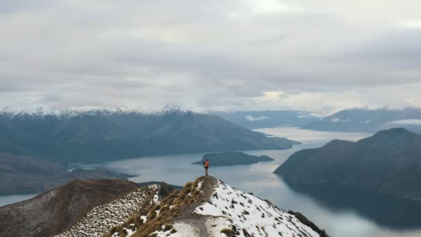 Vandrare Slutet Linje Atop Roys Peak Nya Zeeland Bilder Och — Stockvideo