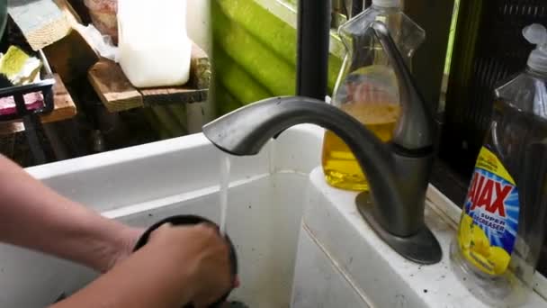 Включение Раковины Очистки Цветочного Горшка Мылом Водой — стоковое видео