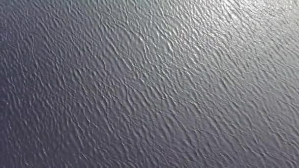 Gölün Üzerinde Uçan Bir Dron Sonunda Insansız Hava Aracı Dalga — Stok video
