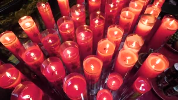 台北市の暗い寺院 台湾の赤いろうそく — ストック動画